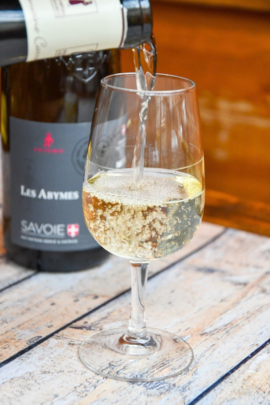 Vin blanc de Savoie Les Abymes servi au verre