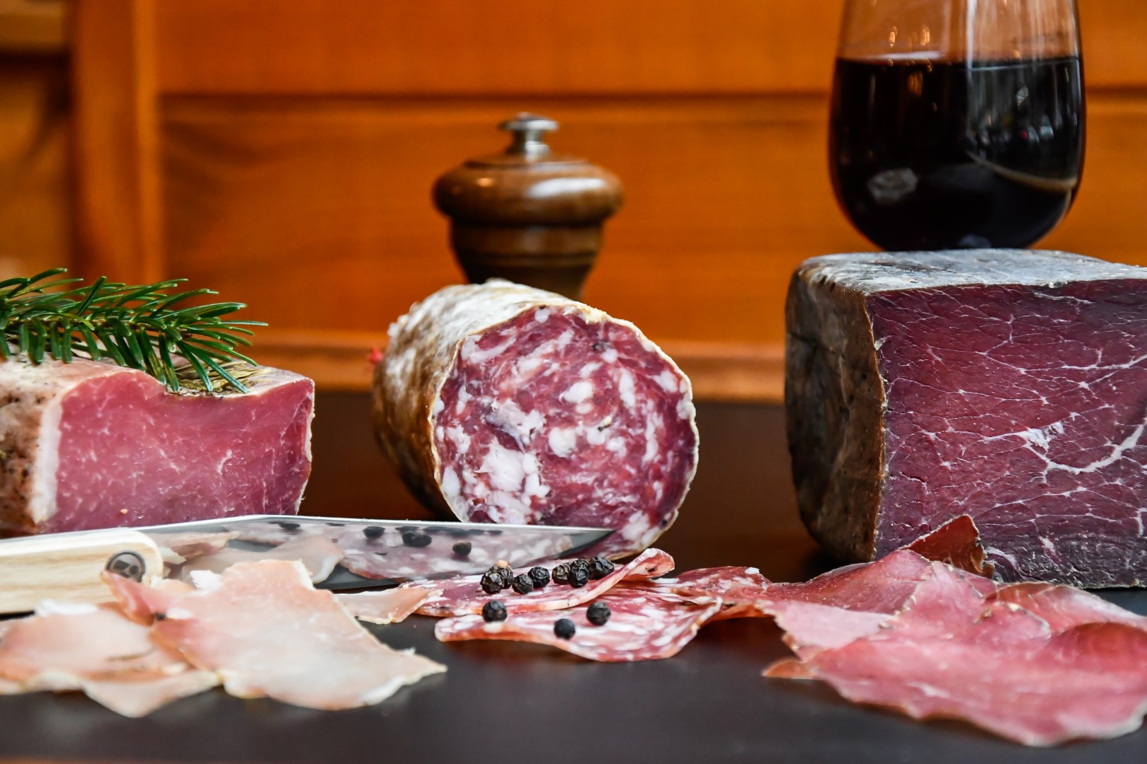Charcuterie de Savoie : jambon cru, saucisson et viande séchée