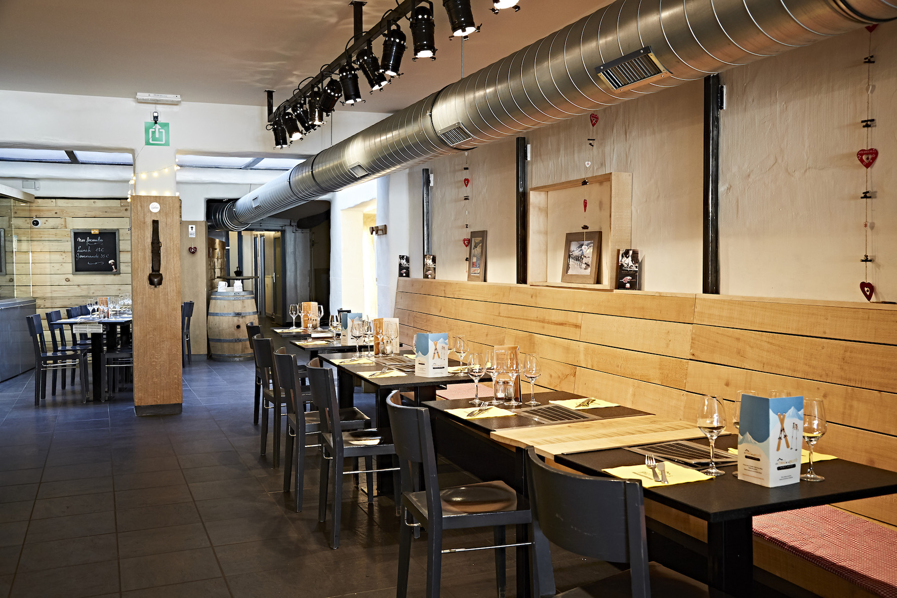 Salle du restaurant Les Fondus de la Raclette à Bruxelles, près de la Grand-Place